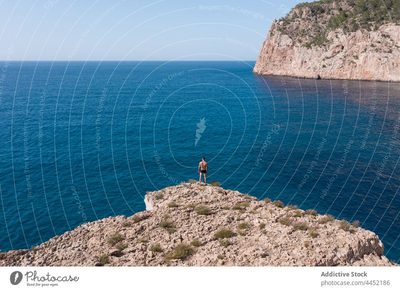 Anonymer Tourist, der im Urlaub vom Berg aus das endlose Meer betrachtet bewundern MEER Klippe Horizont Natur Hochland Landschaft Himmel Mann Reisender Felsen