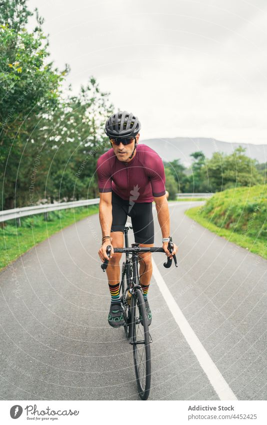 Fahrradfahrer beim Training auf einer Landstraße Radfahrer Mitfahrgelegenheit Sport Rennrad Fahrradfahren Aktivität Straße Mann Route Regie Sportler Himmel Baum