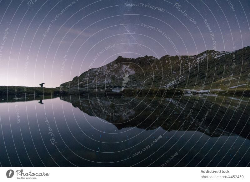 Ruhiger See gegen Berge in der Abendzeit Berge u. Gebirge Fluss Landschaft Umwelt Wasser Natur malerisch Hochland sierra de guadarrama Spanien Himmel Felsen