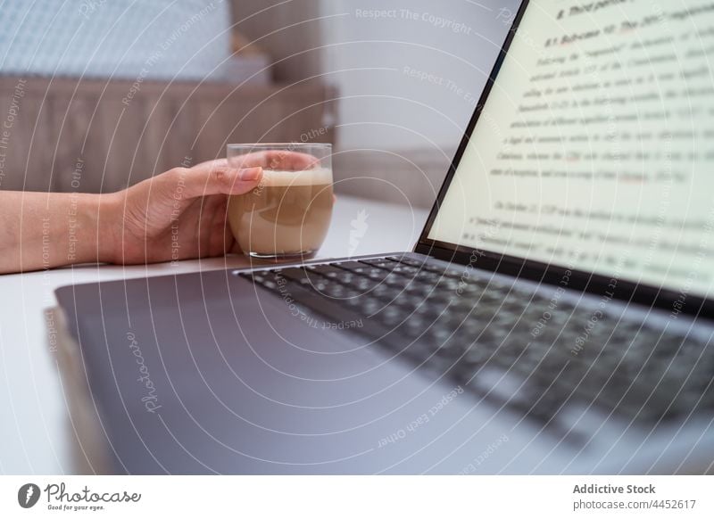 Anonymer Schriftsteller mit Laptop und Kaffee zu Hause freiberuflich Schreibtisch heimwärts Frau Porträt benutzend Apparatur Text Blogger Autor Gerät Netbook