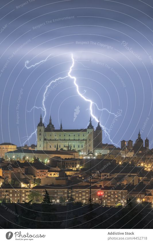 Malerische Stadtlandschaft mit altem Schloss in der Nacht Architektur Burg oder Schloss historisch Stadtbild Erbe mittelalterlich Wahrzeichen Konstruktion