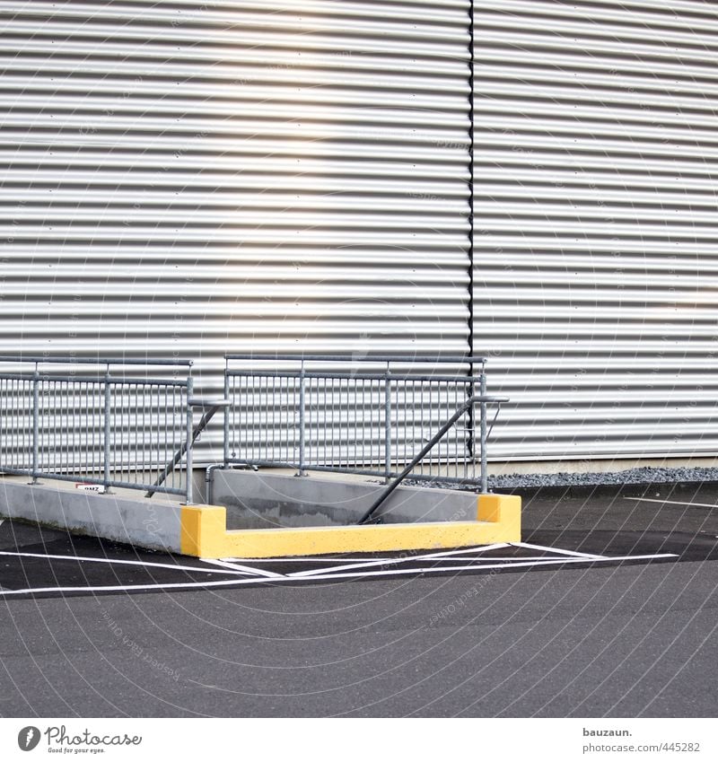 weniger gelb. Arbeitsplatz Fabrik Industrie Handel Güterverkehr & Logistik Platz Bahnhof Flughafen Bauwerk Gebäude Mauer Wand Treppe Fassade Straße Wege & Pfade