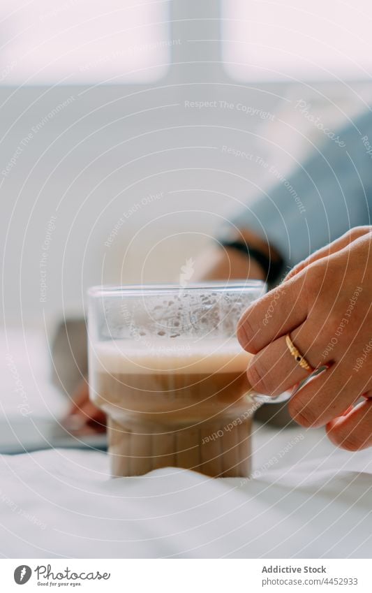 Crop-Frau mit aromatischer Latte auf dem Bett Kaffee Heißgetränk Getränk Bierschaum Aroma natürlich Tasse heimwärts schäumen Wittern Molkerei melken