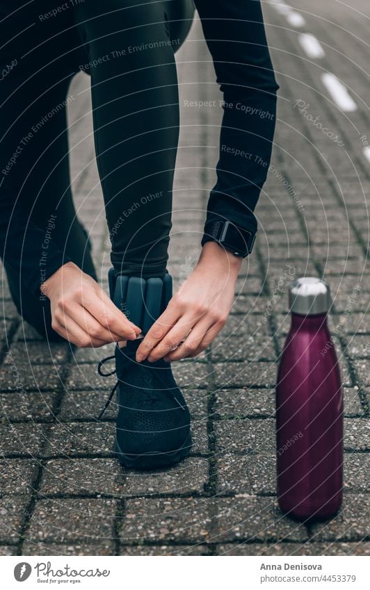 Frau läuft im Stadtgebiet rennen Joggen im Freien Jogger Sport Läufer Erwachsener Training Stauanlage Knöchelgewichte Großstadt wiederverwendbare Flasche