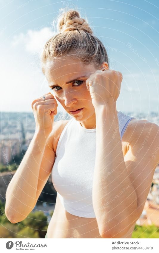 Aggressiver Kämpfer übt Schläge beim Training in der Stadt Boxer Bowle kämpfen Sport Boxsport angriffslustig Frau Porträt Sportlerin Übung wütend aufschlagen