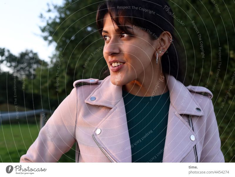 Estila portrait frau feminin lächeln Halbprofil strahlen freude fröhlich glücklich zopf jacke abendlicht abendsonne schmuck neugier zuversicht