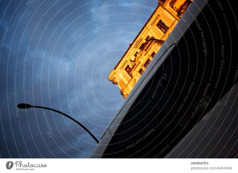 Haus am Mehringdamm hinter einem Bus abend architektur berlin büro city deutschland dämmerung froschperspektive hauptstadt haus himmel hochhaus innenstadt mitte