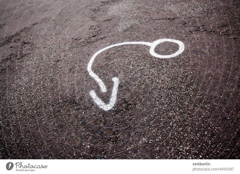 Pfeil nach unten abbiegen asphalt ecke fahrbahnmarkierung fahrradweg hinweis kante kurve linie links navi navigation orientierung pfeil rechts richtung straße