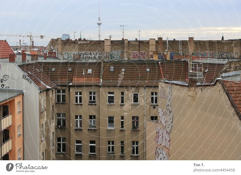 ein Hinterhof in Prenzlauer Berg Fernsehturm Farbfoto Hof Schönhauser Allee Menschenleer Außenaufnahme Stadtzentrum Altstadt Hauptstadt Berlin Bauwerk Altbau