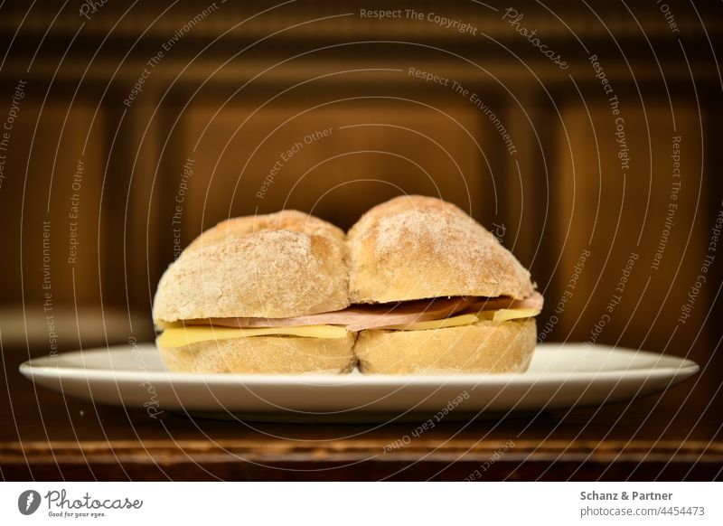 Doppelweck mit Wurst und Käse Pausenbrot Brotzeit Brötchen Weck Wecken Teller Essen Ernährung Lebensmittel Farbfoto lecker Snack Belegtes Brot