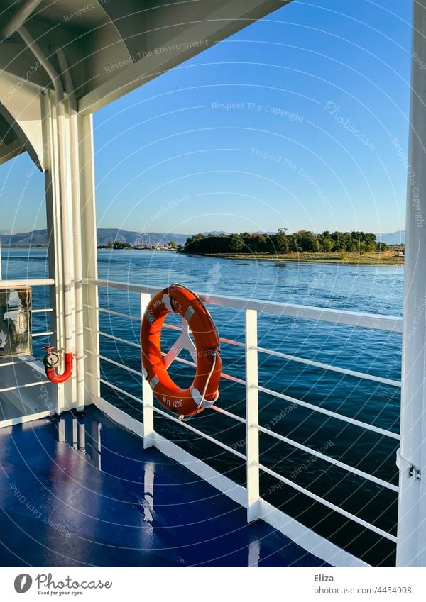 Orangener Rettungsring an einer Schiffsreling Reling See Meer blau Sommer Sicherheit Schifffahrt Insel Blauer Himmel Wasser Fähre Passagierschiff Tag An Bord