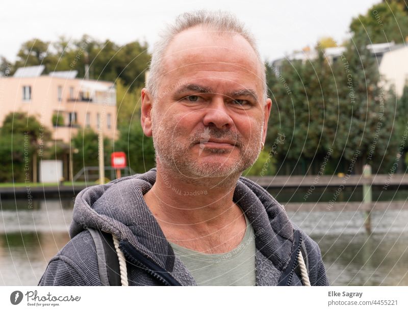 Optimist- junger Mann am Wasser Portrait portrait Gesicht Blick Blick in die Kamera Mensch Erwachsene Farbfoto Porträt maskulin Schwache Tiefenschärfe Bart