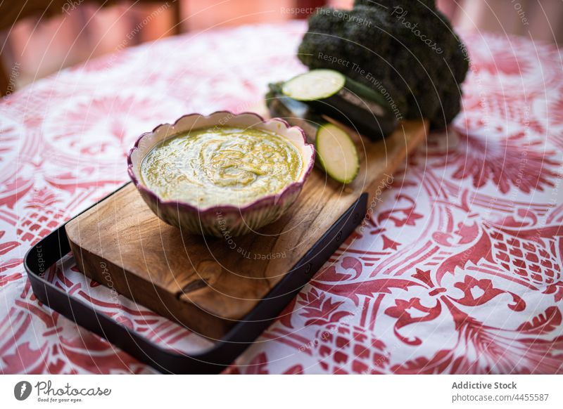 Schüssel mit Püree mit Zucchini und Brokkoli Frau Schalen & Schüsseln Diät Gemüse Gesundheit gesunde Ernährung Rezept Vegetarier Lebensmittel Koch Küche Löffel