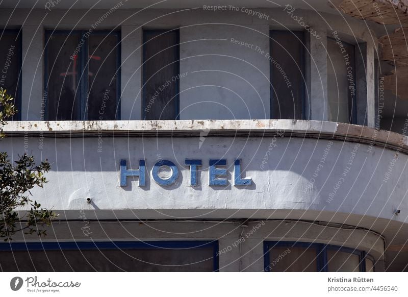 verlassenes hotel schrift fassade wand leer leerstand leerstehend aufgegeben verblichen verwittert verfallen patina auschecken haus gebäude architektur