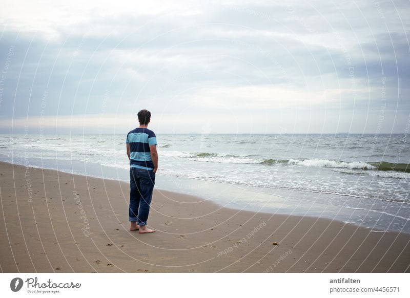 Meerblick Nordsee Mann Horizont Wasser Himmel blau Außenaufnahme Farbfoto Wellen Küste Natur Landschaft Strand Ferien & Urlaub & Reisen Ferne Tag Tourismus