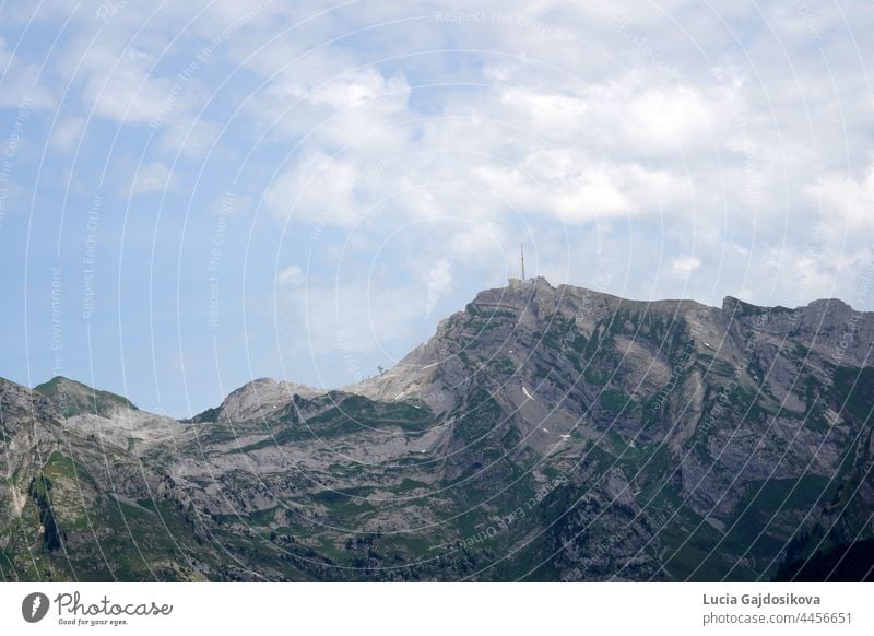 Panoramablick auf den Säntisberg in der Schweiz im Sommer. Er ist ein wichtiges Wahrzeichen der Region und einer der höchsten Berge der Alpen im Allgemeinen. Platz zum Kopieren vorhanden.