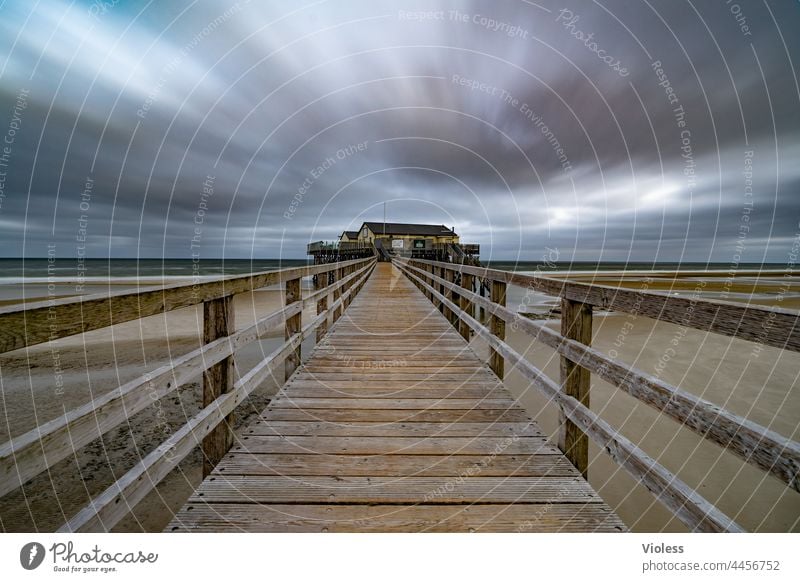 Holzsteg in St. Peter Ording Reisen Urlaub Küste dramatisch Wolken Stelzenbauten Stelzenhaus Nordsee Strand Meer Wind