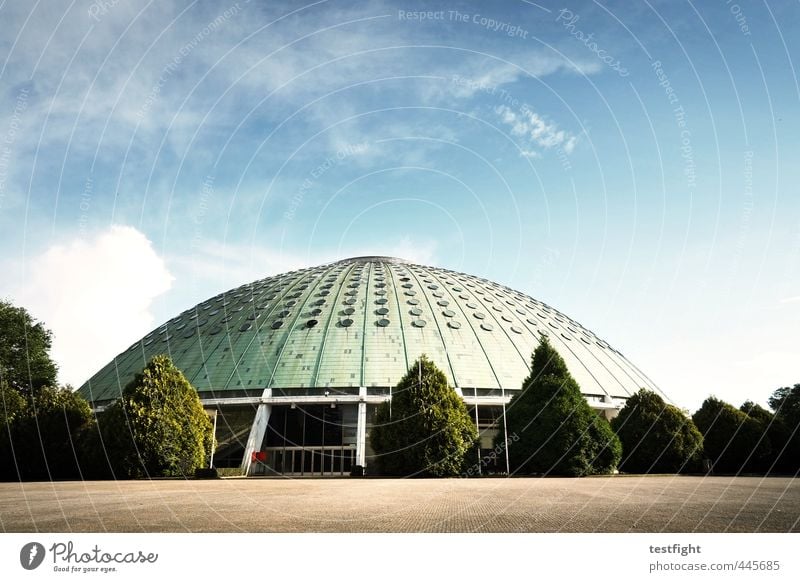 halle Sportstätten Bauwerk Gebäude Architektur Stadt Arena Einsamkeit verfallen Farbfoto Außenaufnahme Textfreiraum oben Licht Schatten Sonnenlicht Weitwinkel