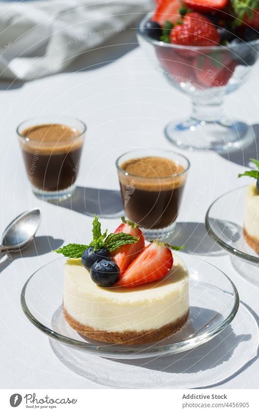 Leckerer Beerenkäsekuchen und Espresso auf dem Tisch Käsekuchen Kaffee Dessert Leckerbissen süß natürlich lecker Café Minze Vitamin Teller farbenfroh