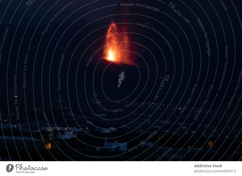 Vulkanausbruch des Cumbre Vieja auf La Palma Kanarische Inseln 2021 Lava Natur gefährlich Explosion Feuer Rauch Magma Krater geschmolzen Umwelt Erde Flamme