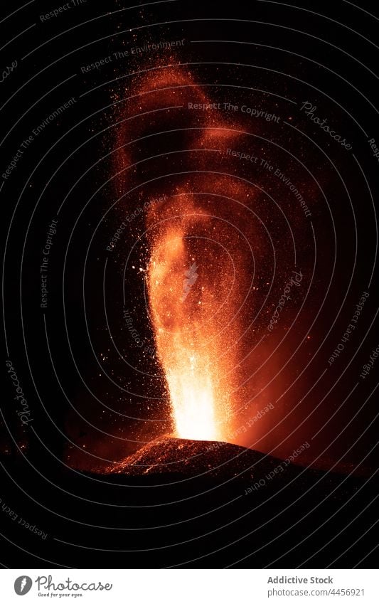 Vulkanausbruch des Cumbre Vieja auf La Palma Kanarische Inseln 2021 Lava Natur gefährlich Explosion Feuer Rauch Magma Krater geschmolzen Umwelt Erde Flamme