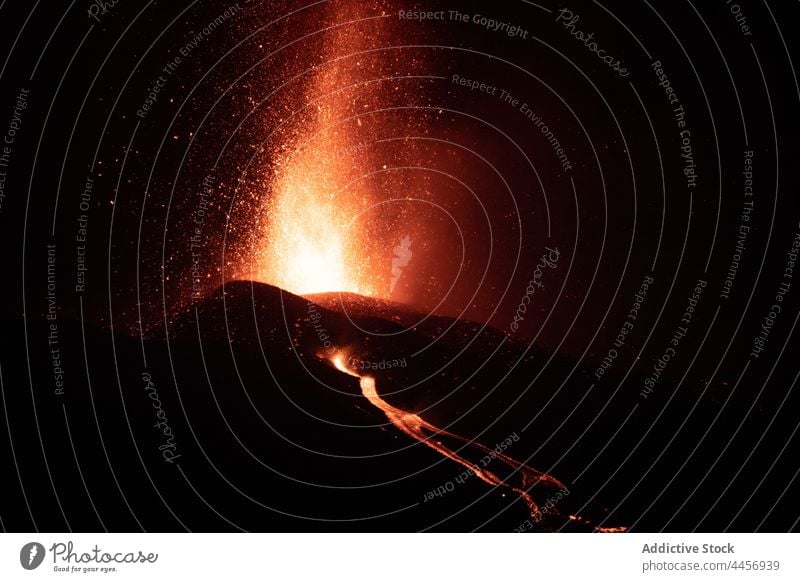 Vulkanausbruch des Cumbre Vieja auf La Palma Kanarische Inseln 2021 Lava Natur gefährlich Explosion Feuer Rauch Magma Krater geschmolzen Umwelt Erde Flamme