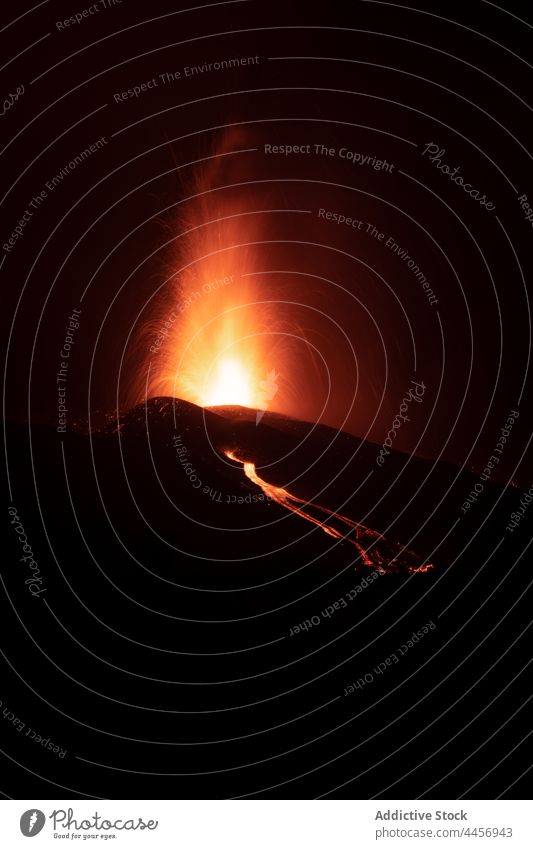 Vulkanausbruch des Cumbre Vieja auf La Palma Kanarische Inseln 2021 Lava Natur gefährlich Explosion Feuer Rauch Magma Krater geschmolzen Umwelt Erde Flamme