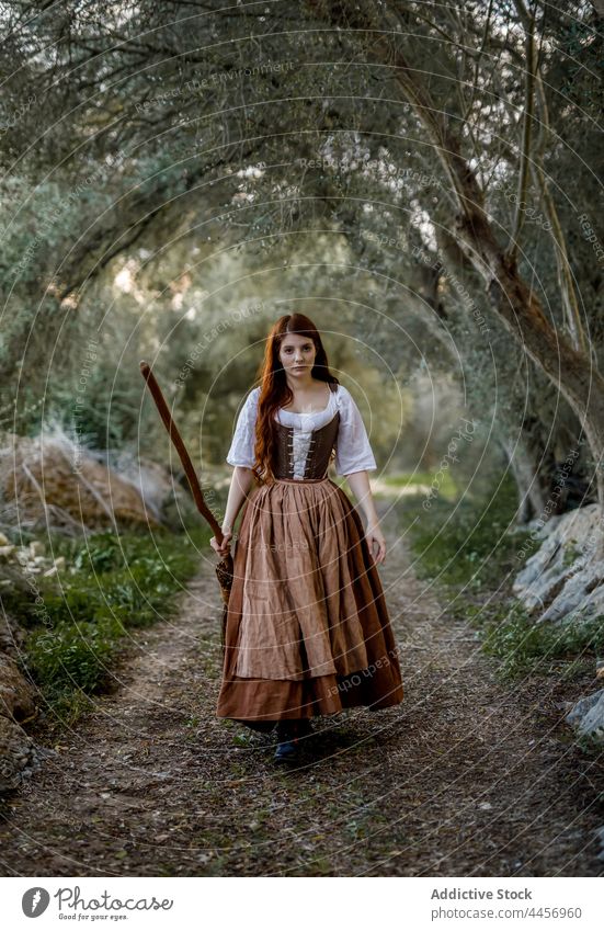 Hexe mit Besenstiel im Wald Frau Kleid Zauberin Herbst mystisch Hexerei Zauberer Wälder stehen dumpf trist Halloween ernst dunkel Baum Gasse Oktober Zauberei