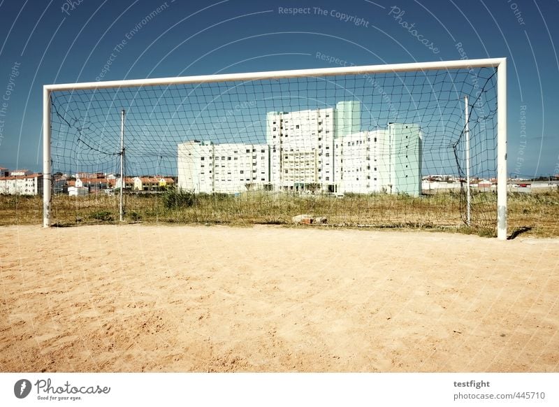 dorfplatz Sommer Sonne Sport Ballsport Fußball Sportstätten Fußballplatz Haus Bauwerk Gebäude Architektur alt Tor Netz Sportplatz Farbfoto Außenaufnahme