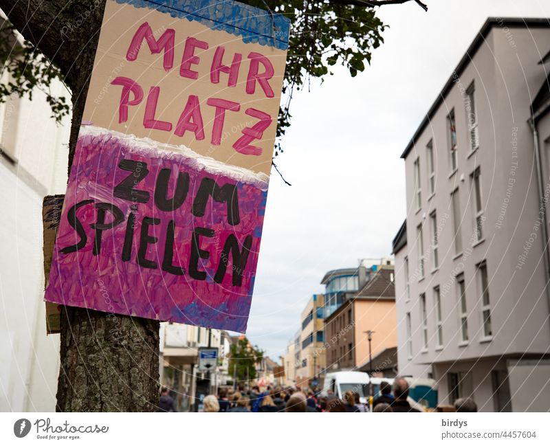 "Mehr Platz zum Spielen" Forderung von Kindern im urbanen Raum , draußen mehr Raum zum Spielen zu bekommen. Kindheit Kinderplakat Stadtkinder städtisches Leben