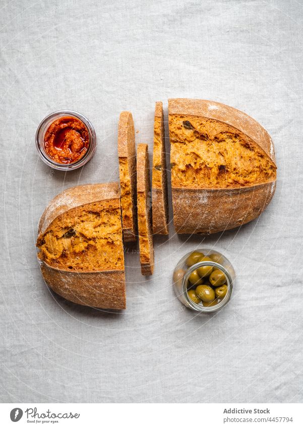 Brot und rote Pestosauce auf dem Tisch Saucen geschmackvoll oliv italienische Küche Layout Brotlaib Lebensmittel Glas Feinschmecker grün Mahlzeit Ernährung