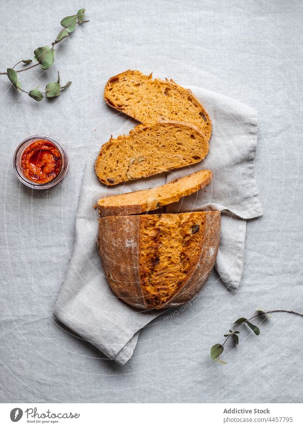 Rote Pestosauce und Brot auf dem Tisch Saucen Layout Tradition italienische Küche lecker Serviette Brotlaib Lebensmittel frisch Feinschmecker Mahlzeit