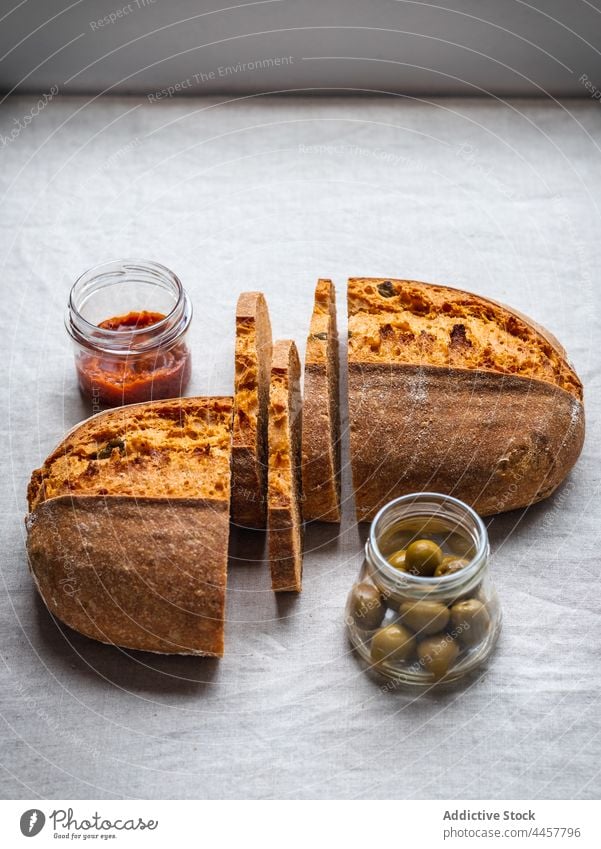 Brot und rote Pestosauce auf dem Tisch Saucen geschmackvoll oliv italienische Küche Layout Brotlaib Lebensmittel Glas Feinschmecker grün Mahlzeit Ernährung