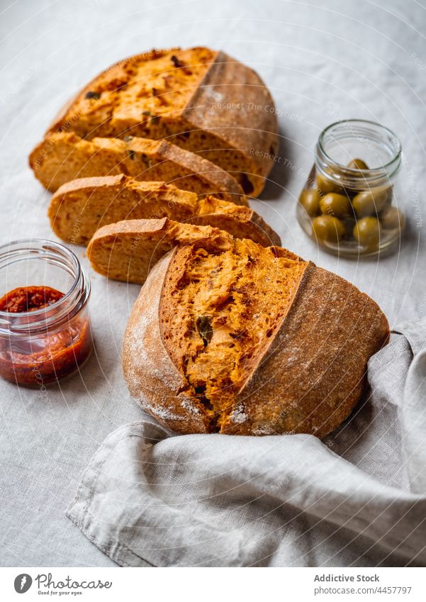 Brot und rote Pestosauce auf dem Tisch Saucen geschmackvoll oliv italienische Küche Layout Brotlaib Lebensmittel Glas Feinschmecker grün Mahlzeit Ernährung