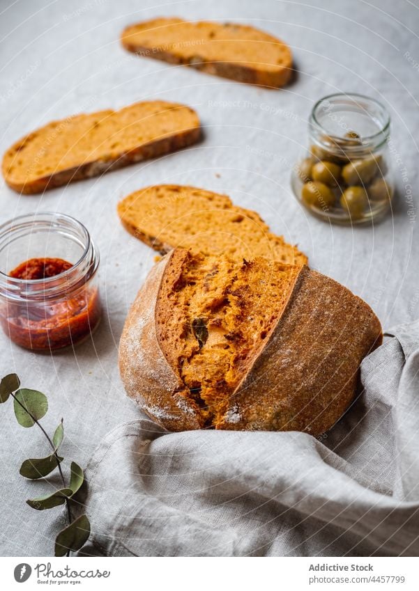 Brot und rote Pestosauce auf dem Tisch Saucen geschmackvoll oliv italienische Küche Layout Brotlaib Lebensmittel Glas Feinschmecker grün Mahlzeit Ernährung