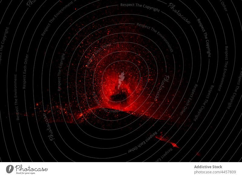 Vulkanausbruch des Cumbre Vieja auf La Palma Kanarische Inseln 2021 Lava Natur gefährlich Explosion Feuer Rauch Magma Krater geschmolzen Umwelt Erde Flamme