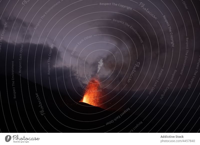 Vulkanausbruch des Cumbre Vieja auf La Palma Kanarische Inseln 2021 Lava Natur gefährlich Explosion Feuer Rauch Magma Krater geschmolzen Umwelt Erde Flamme