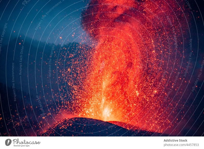 Vulkanausbruch des Cumbre Vieja auf La Palma Kanarische Inseln 2021 Lava Natur gefährlich Explosion Feuer Rauch Magma Krater geschmolzen Umwelt Erde Flamme