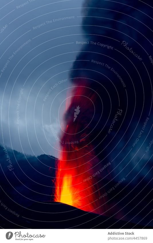 Vulkanausbruch des Cumbre Vieja auf La Palma Kanarische Inseln 2021 Lava Natur gefährlich Explosion Feuer Rauch Magma Krater geschmolzen Umwelt Erde Flamme