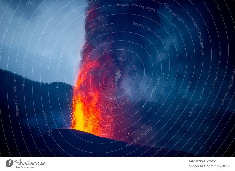 Vulkanausbruch des Cumbre Vieja auf La Palma Kanarische Inseln 2021 Lava Natur gefährlich Explosion Feuer Rauch Magma Krater geschmolzen Umwelt Erde Flamme