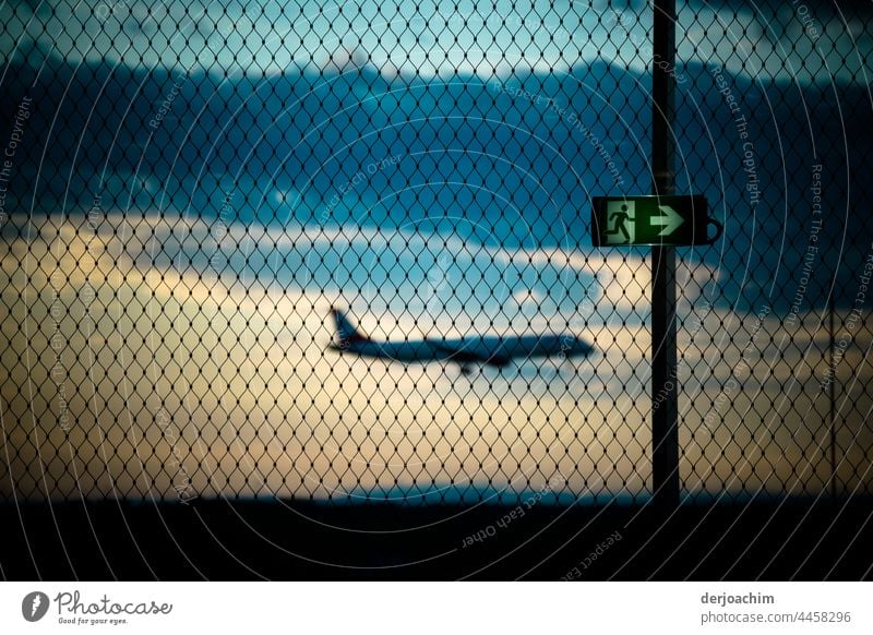 Flugzeug Landung und  makierter  Flucht Weg. Wegweisend  immer nach rechts. Luftverkehr fliegen Flugzeuglandung Flugplatz Flughafen Außenaufnahme Himmel