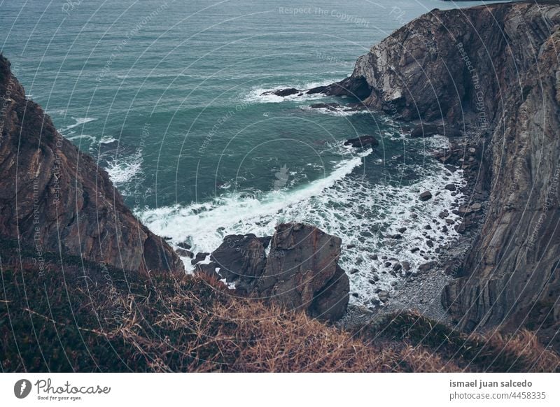 Blick auf die Küste in Bilbao, Pais Basque, Spanien Klippe Steine MEER Meer Wasser Strand Natur im Freien reisen Ausflugsziel Ansicht Landschaft Horizont