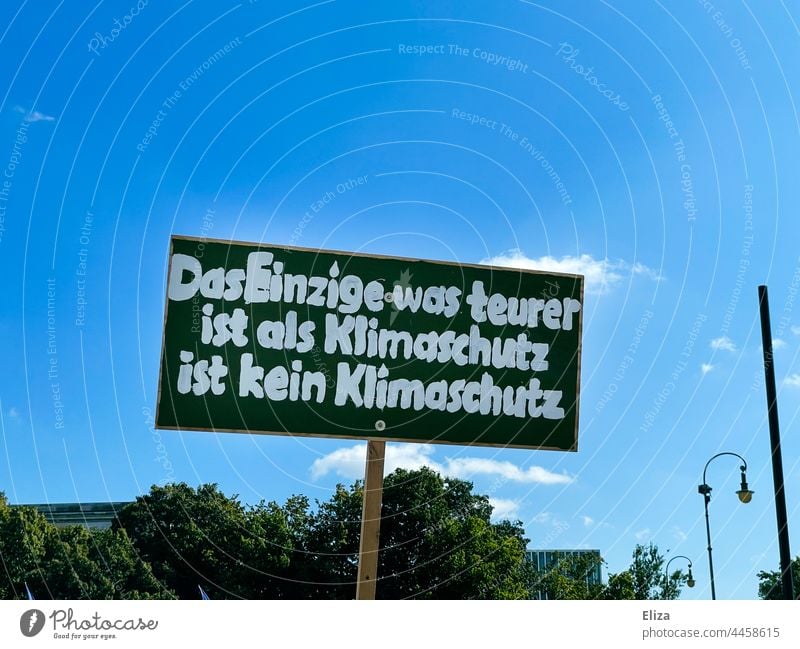 Schild auf einer Friday for Future Demonstration für den Klimaschutz Klimawandel klimakrise fridays for future Umweltschutz teuer kosten