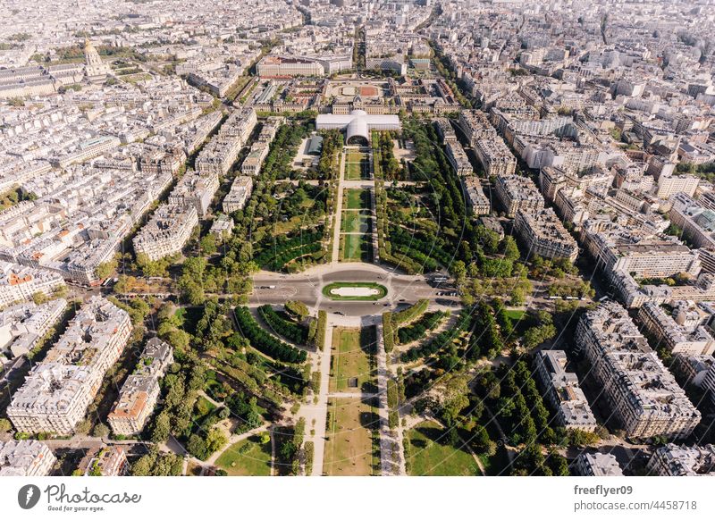 Landschaft von Paris vom obersten Stockwerk des Eiffelturms aus Stadtbild Tour d'Eiffel Turm Tourismus 2021 historisches Gebäude Straße Großstadt Frankreich