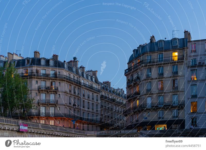 Wohngebäude in Paris von der Seine aus gesehen Großstadt Frankreich Zentrum Gebäude klassisch Antiquität Barock Textfreiraum Himmel Architektur Appartement