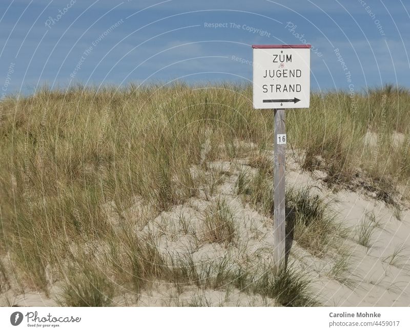 Schild "Zum Jugend Strand" Meer Sand Wasser Wellen Küste Himmel Wolken blau Horizont Landschaft Außenaufnahme Menschenleer Farbfoto Natur Tag