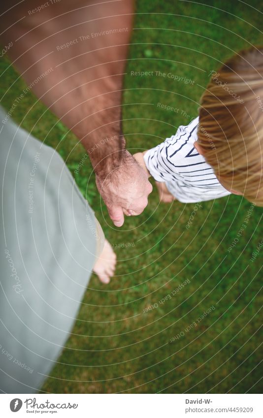 Vater und Sohn - Hand in Hand festhalten Zusammenhalt Eltern Kind Papa Hände Geborgenheit Zusammensein