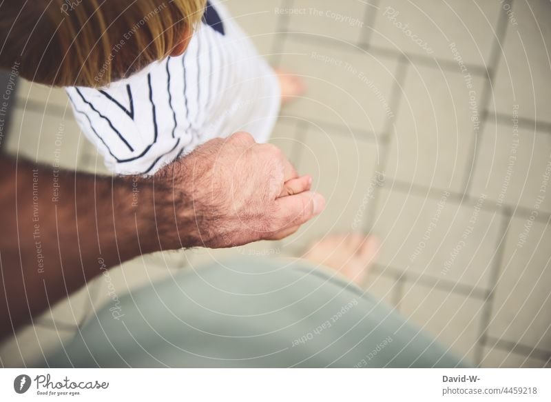 Vater mit Kind - Hand in Hand - zusammenhalt Hände halten Sohn Zusammenhalt gemeinsam Fürsorge Vertrauen Eltern Liebe festhalten