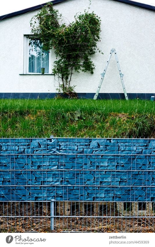 Kleingarten mit Gabionenattrappe ast baum erholung erwachen ferien himmel kleingarten kleingartenkolonie menschenleer natur pflanze ruhe saison schrebergarten