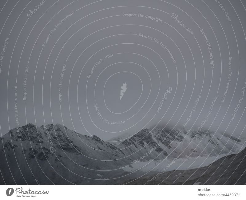 Schnee und Wolken löschen alle Farben Berge u. Gebirge Schneebedeckte Gipfel Winter wolkenverhangen Natur kalt Landschaft Himmel Umwelt grau Sichtweite